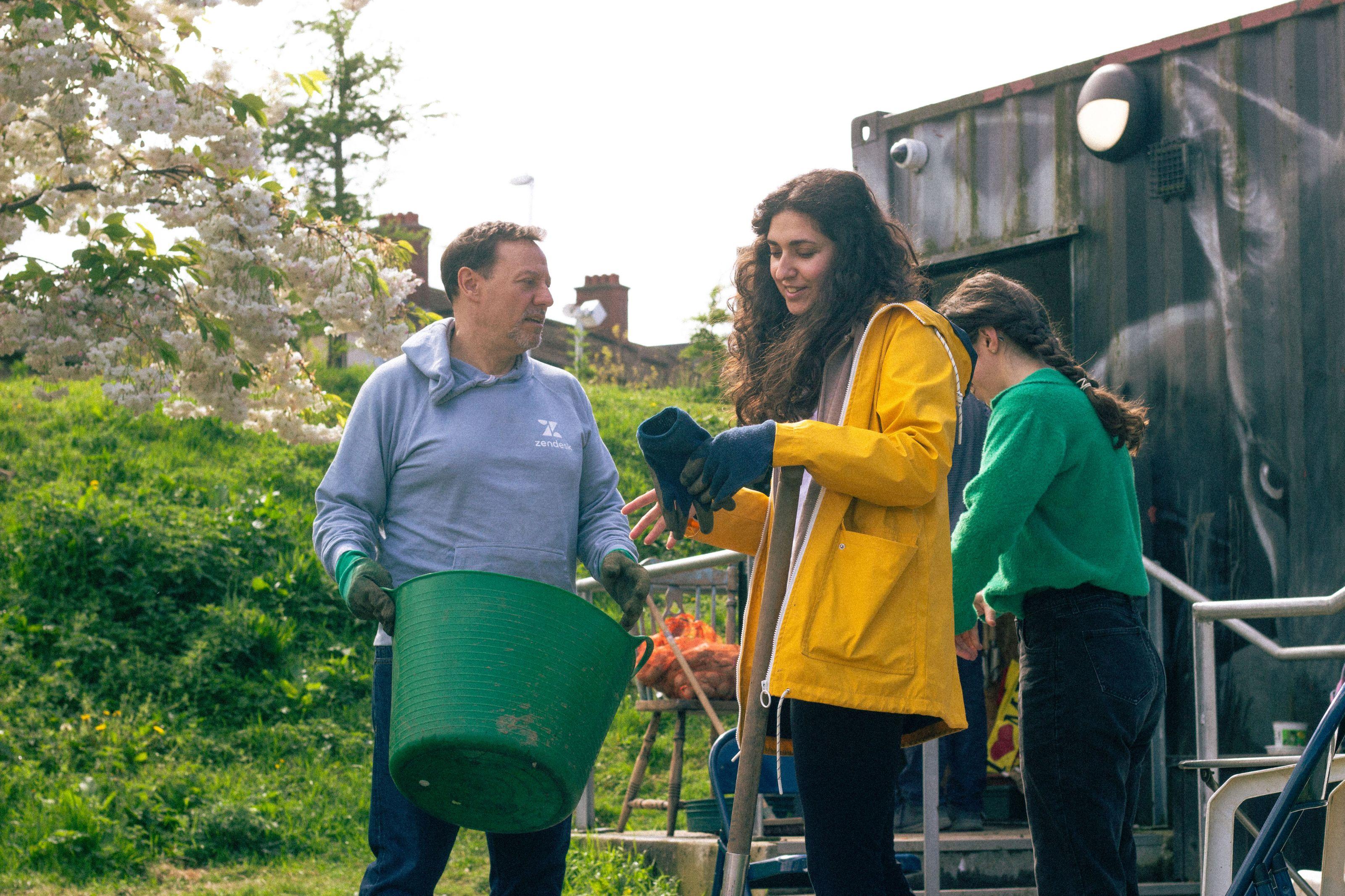 Working in the garden - Photo by Elisabeth Steiner