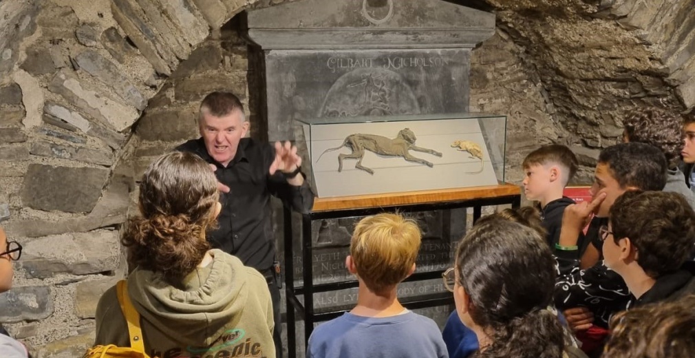 Tom and guided tour group cat and rat 1 Ruth Kenny